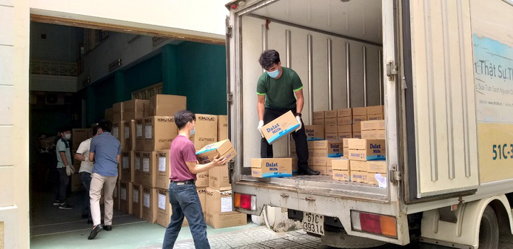 48.000 bịch sữa tươi tiệt trùng Dalatmilk tiếp sức Đà Nẵng, Quảng Nam chống dịch - 1