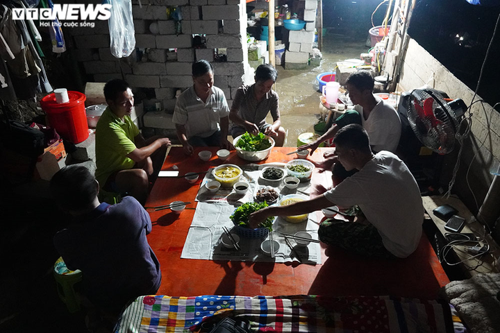 Bữa cơm chiều lạnh ngắt lúc nửa đêm của chiến sĩ cắm chốt ngăn nhập cảnh lậu - 10