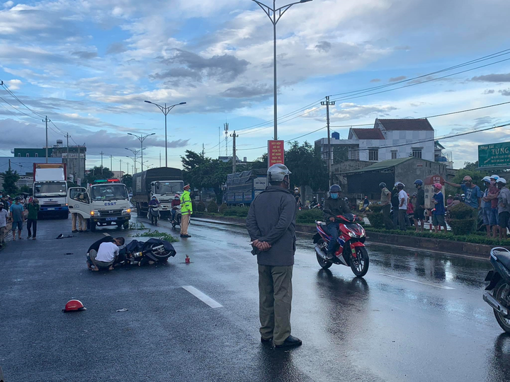 Cán 2 người thương vong, tài xế container lái xe bỏ chạy - 1