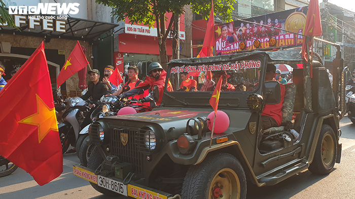 Hải Phòng yêu cầu xử nghiêm những kẻ đốt pháo sáng, gây rối trên khán đài - 2