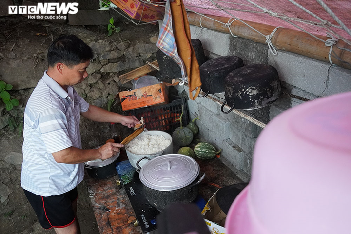 Bữa cơm chiều lạnh ngắt lúc nửa đêm của chiến sĩ cắm chốt ngăn nhập cảnh lậu - 9