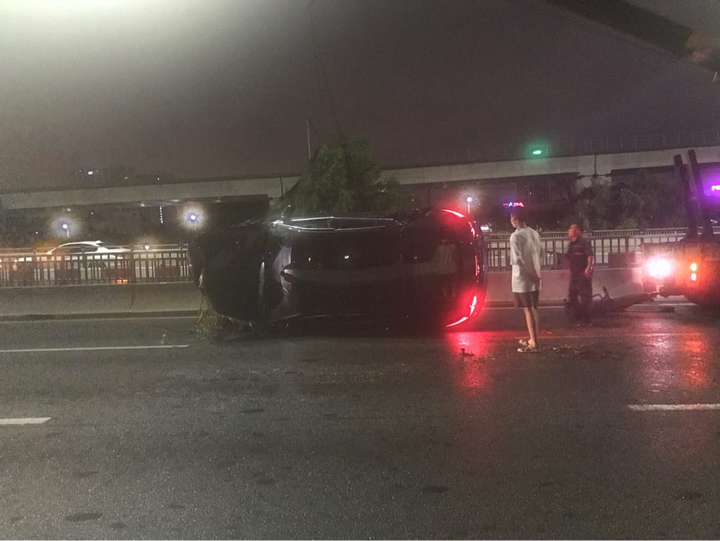 Porsche tiền tỷ tông gãy lan can bay khỏi cầu Sài Gòn giữa đêm - 1