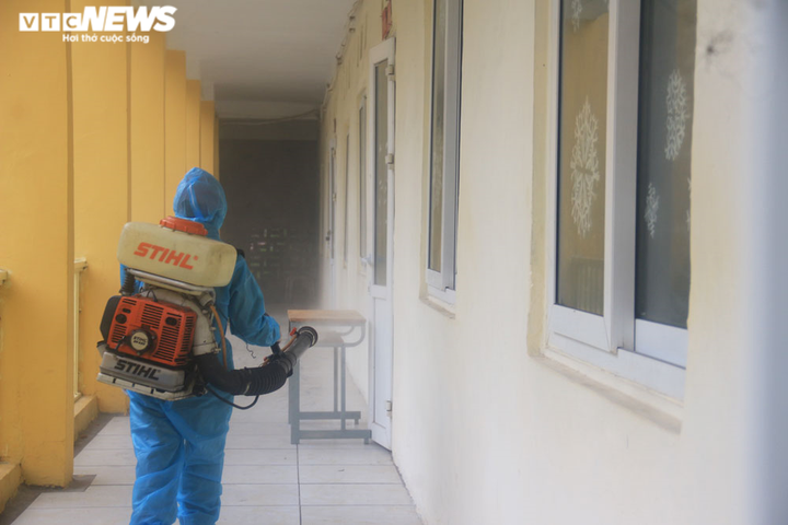 Phun khử khuẩn toàn bộ 143 điểm thi THPT ở Hà Nội - 3