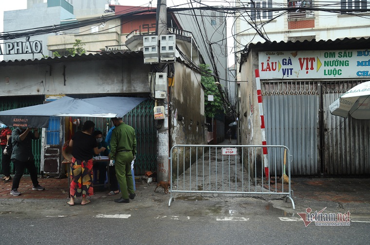 Hà Nội: Thấy phong toả, 1 người sống cùng tòa nhà BN714 bỏ trốn - 1