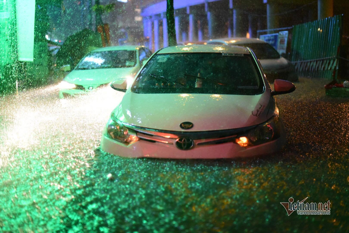 TP.HCM: Mưa tầm tã, xe máy ngập lút yên, ô tô chết máy xếp hàng dài - 10