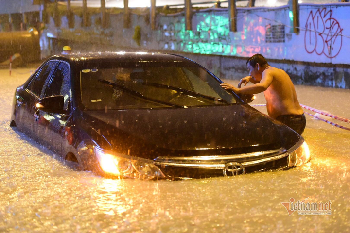 TP.HCM: Mưa tầm tã, xe máy ngập lút yên, ô tô chết máy xếp hàng dài - 11