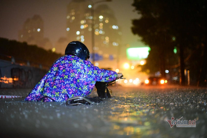 TP.HCM: Mưa tầm tã, xe máy ngập lút yên, ô tô chết máy xếp hàng dài - 5