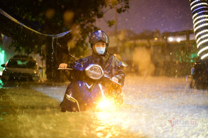 TP.HCM: Mưa tầm tã, xe máy ngập lút yên, ô tô chết máy xếp hàng dài - 6