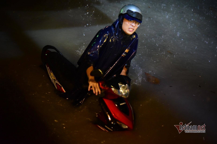 TP.HCM: Mưa tầm tã, xe máy ngập lút yên, ô tô chết máy xếp hàng dài - 7