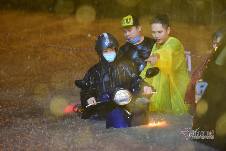 TP.HCM: Mưa tầm tã, xe máy ngập lút yên, ô tô chết máy xếp hàng dài - 8