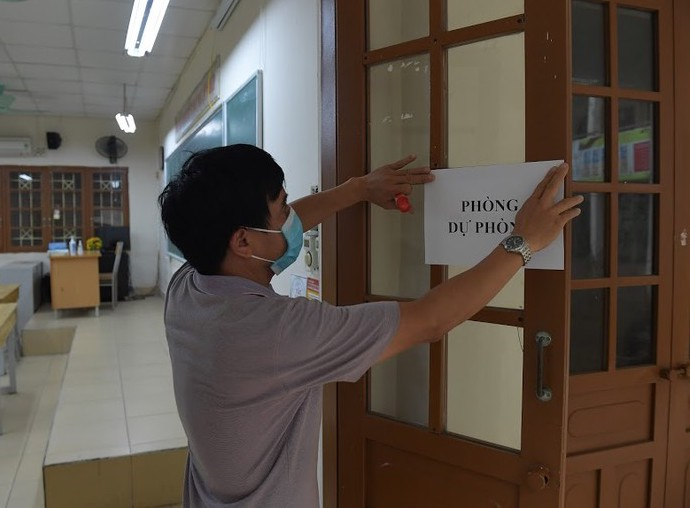 Phun khử khuẩn toàn bộ 143 điểm thi THPT ở Hà Nội - 7