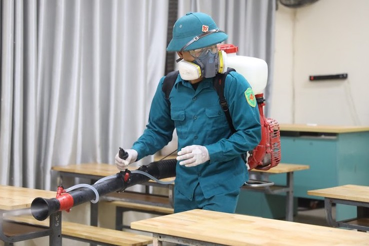 Phun khử khuẩn toàn bộ 143 điểm thi THPT ở Hà Nội - 6