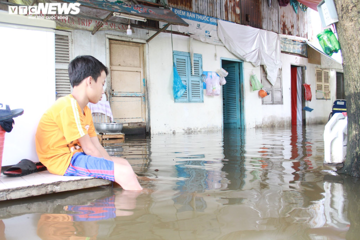 Sau trận mưa lớn đêm qua, người Sài Gòn vẫn bì bõm lội nước về nhà - 7
