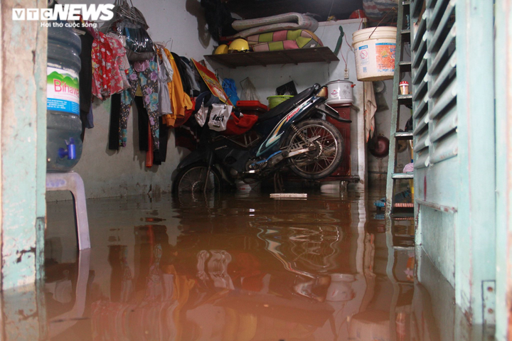 Sau trận mưa lớn đêm qua, người Sài Gòn vẫn bì bõm lội nước về nhà - 9