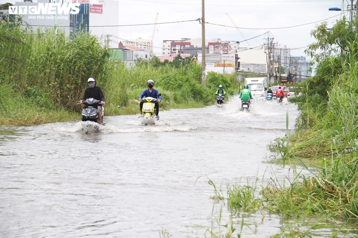 Xe vẫn phải bơi trên đường sau trận mưa lịch sử ở TP.HCM - 9
