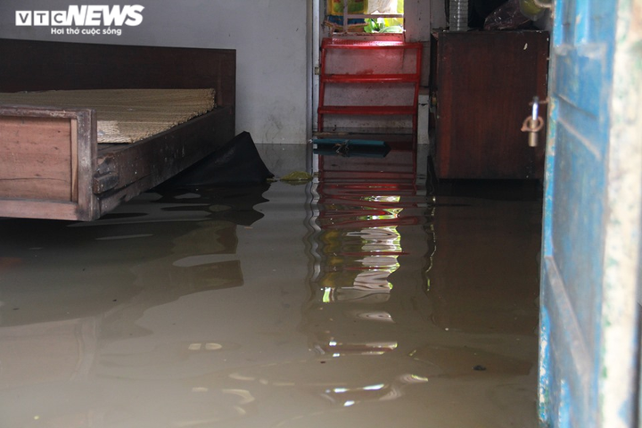 Sau trận mưa lớn đêm qua, người Sài Gòn vẫn bì bõm lội nước về nhà - 6