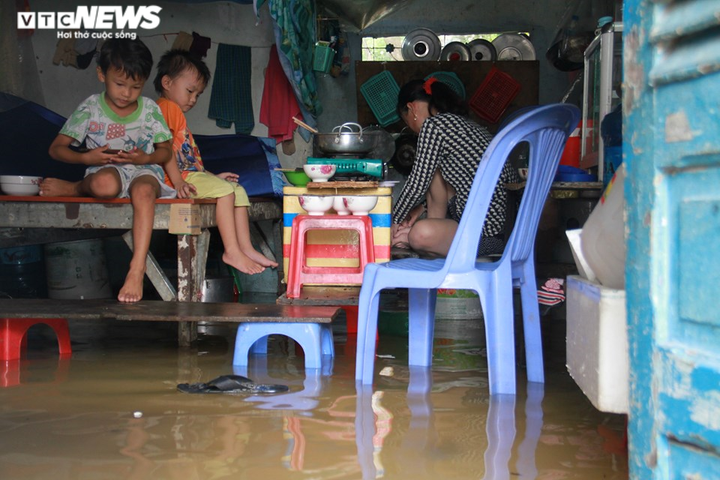 Sau trận mưa lớn đêm qua, người Sài Gòn vẫn bì bõm lội nước về nhà - 3