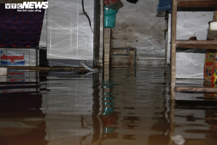 Sau trận mưa lớn đêm qua, người Sài Gòn vẫn bì bõm lội nước về nhà - 8