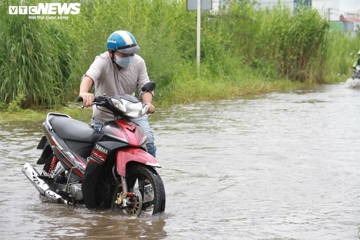 Xe vẫn phải bơi trên đường sau trận mưa lịch sử ở TP.HCM - 2