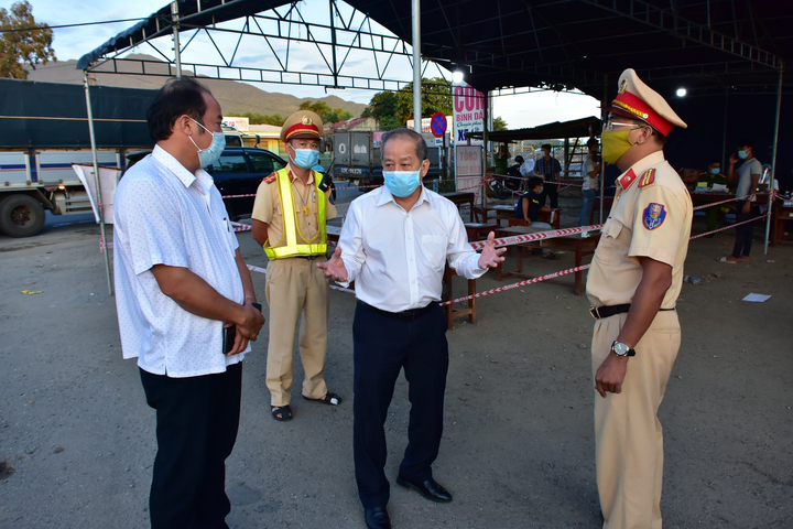 Chủ tịch Thừa Thiên-Huế: Đừng vì lợi ích nhỏ mà chở khách trái phép vào Huế - 1