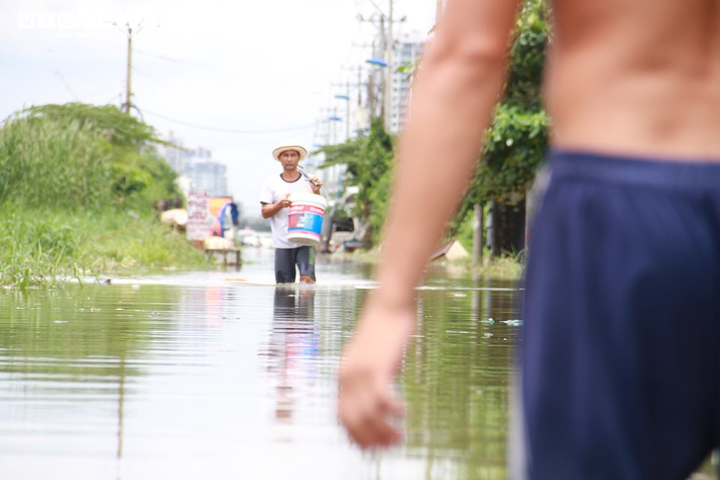 Sau trận mưa lớn đêm qua, người Sài Gòn vẫn bì bõm lội nước về nhà - 2