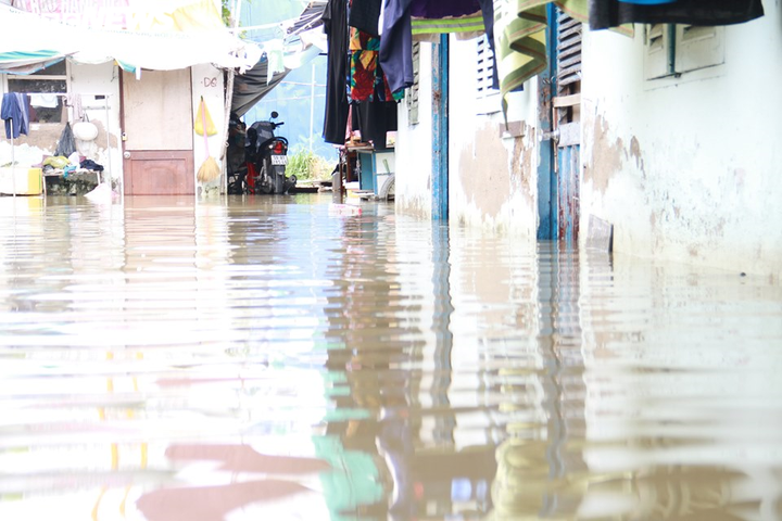 Sau trận mưa lớn đêm qua, người Sài Gòn vẫn bì bõm lội nước về nhà - 4