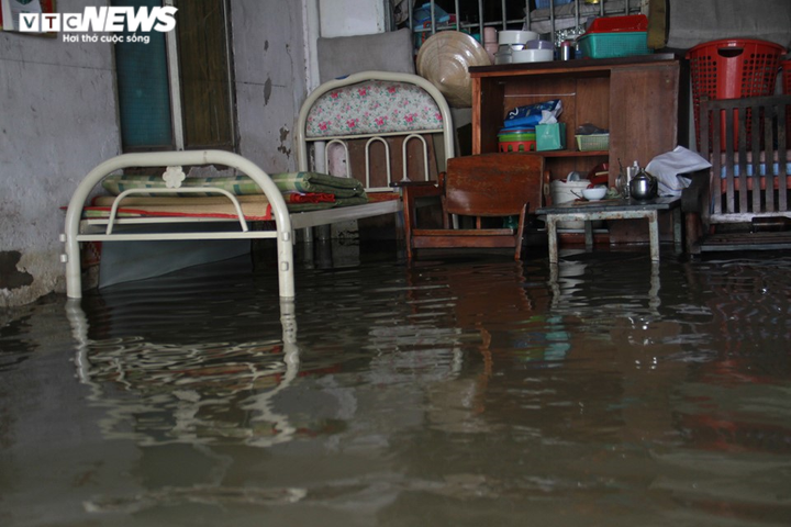 Sau trận mưa lớn đêm qua, người Sài Gòn vẫn bì bõm lội nước về nhà - 5