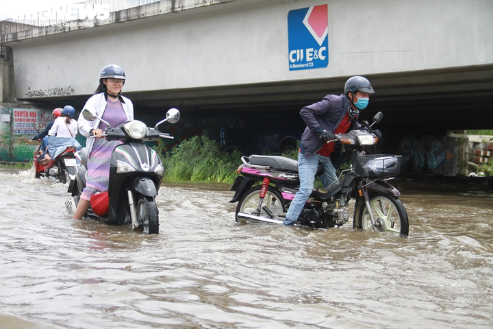 Xe vẫn phải bơi trên đường sau trận mưa lịch sử ở TP.HCM - 5