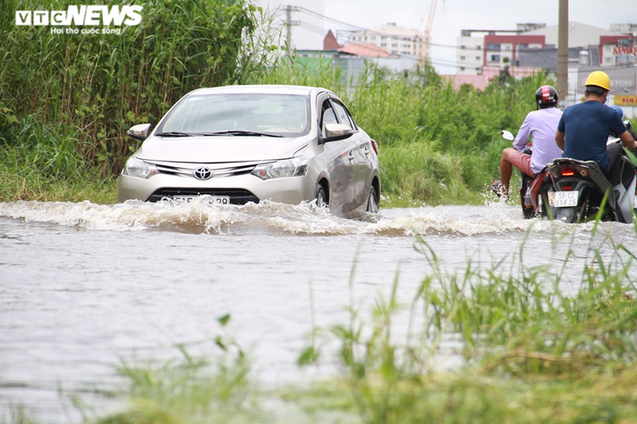 Xe vẫn phải bơi trên đường sau trận mưa lịch sử ở TP.HCM - 4