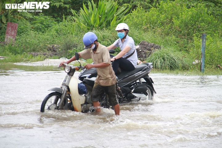 Xe vẫn phải bơi trên đường sau trận mưa lịch sử ở TP.HCM - 6
