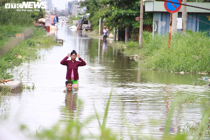 Sau trận mưa lớn đêm qua, người Sài Gòn vẫn bì bõm lội nước về nhà - 1