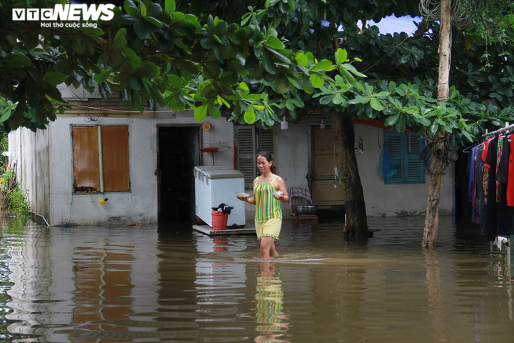 Sau trận mưa lớn đêm qua, người Sài Gòn vẫn bì bõm lội nước về nhà - 10