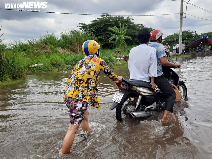 Xe vẫn phải bơi trên đường sau trận mưa lịch sử ở TP.HCM - 7