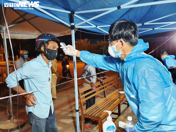 Những câu chuyện lay động lòng người giữa tâm dịch Đà Nẵng - 1