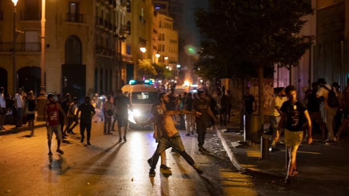 Nổ kinh hoàng ở Lebanon: Người biểu tình tức giận đốt phá, đụng độ cảnh sát - 5