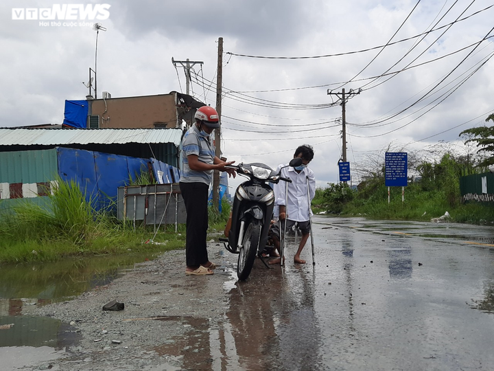 Xe vẫn phải bơi trên đường sau trận mưa lịch sử ở TP.HCM - 8