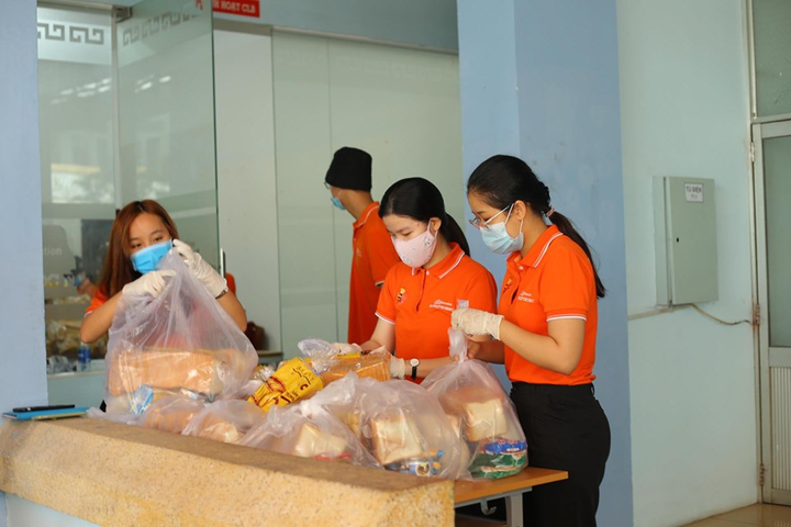 Trường học cứu trợ sinh viên ngoại tỉnh mắc kẹt ở tâm dịch Đà Nẵng - 1