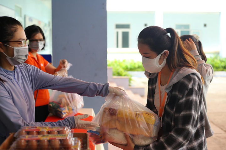 Trường học cứu trợ sinh viên ngoại tỉnh mắc kẹt ở tâm dịch Đà Nẵng - 2