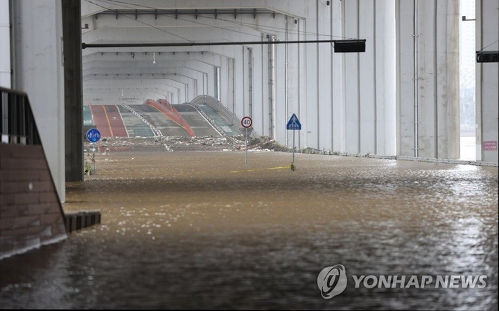 Mưa lớn ở Hàn Quốc khiến 10 người chết, hàng nghìn người phải sơ tán - 1