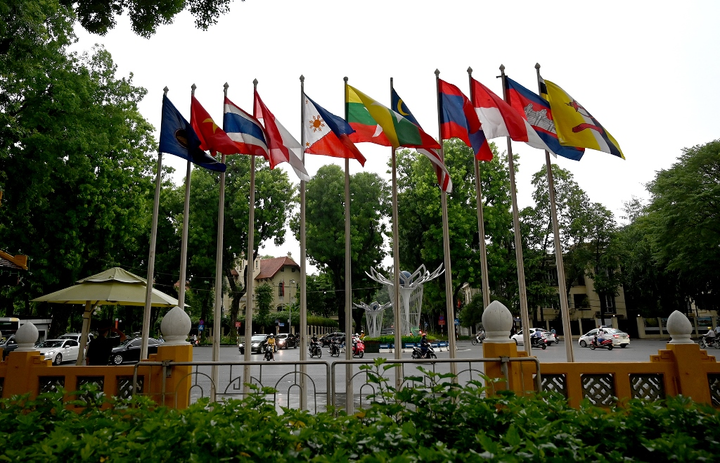 Lễ thượng cờ kỷ niệm 53 năm Ngày thành lập ASEAN - 6