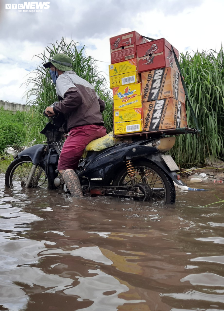 Xe vẫn phải bơi trên đường sau trận mưa lịch sử ở TP.HCM - 3