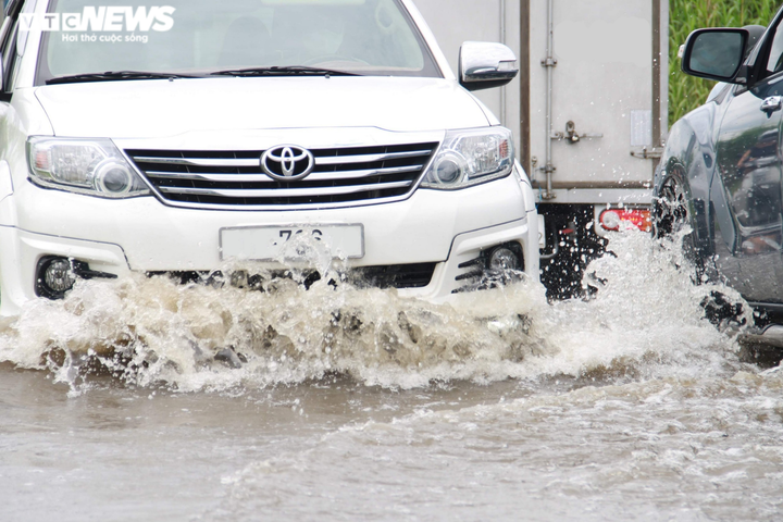 Xe vẫn phải bơi trên đường sau trận mưa lịch sử ở TP.HCM - 1