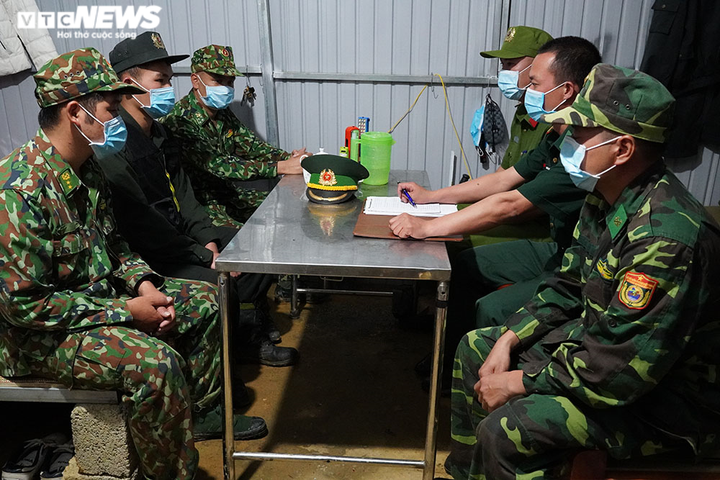 Ảnh: Căng mắt, lạnh run người tuần tra chặn nhập cảnh trái phép trong đêm - 1