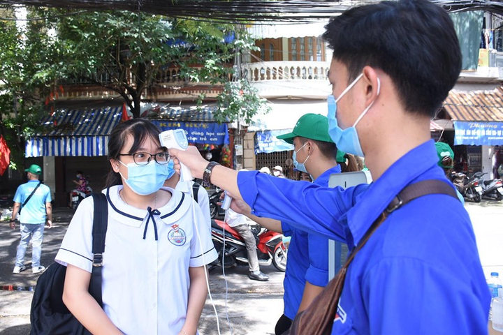 Kiểm tra y tế nghiêm ngặt gần 900.000 thí sinh vào làm thủ tục thi THPT - 18