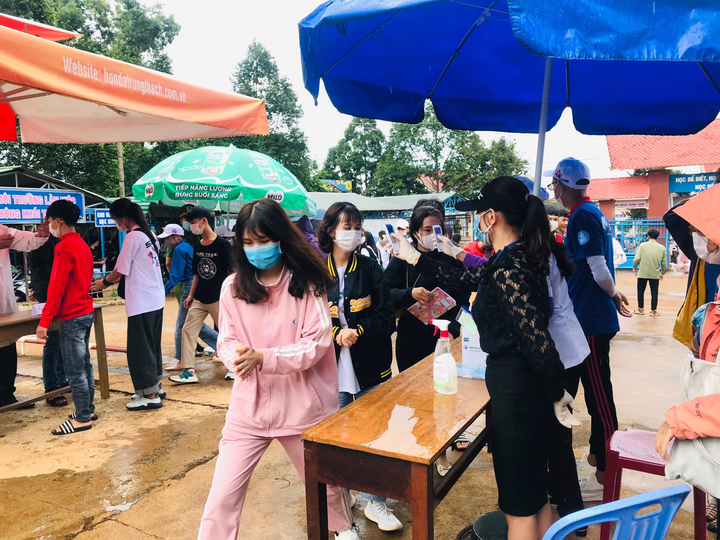 Kiểm tra y tế nghiêm ngặt gần 900.000 thí sinh vào làm thủ tục thi THPT - 26