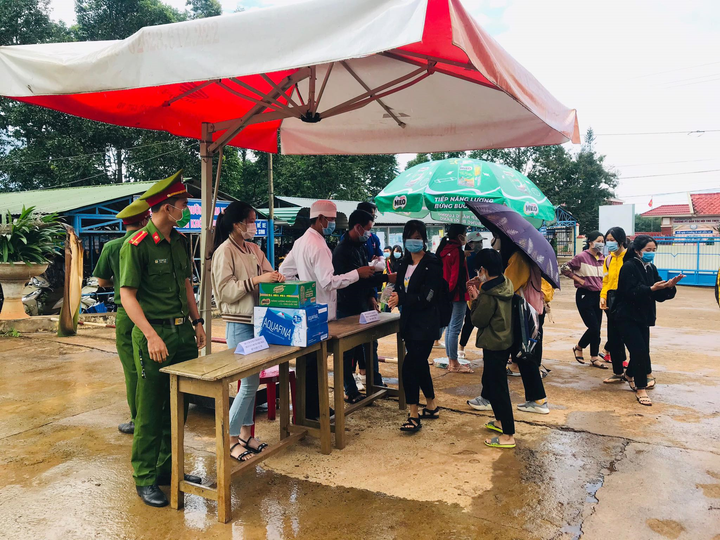 Kiểm tra y tế nghiêm ngặt gần 900.000 thí sinh vào làm thủ tục thi THPT - 23