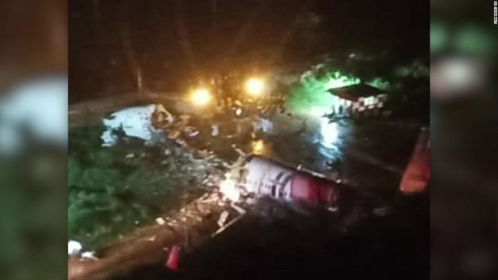 Ảnh, video: Hiện trường vụ máy bay Ấn Độ gãy làm đôi khiến 20 người thiệt mạng - 1