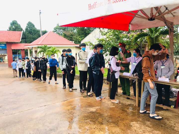 Kiểm tra y tế nghiêm ngặt gần 900.000 thí sinh vào làm thủ tục thi THPT - 24