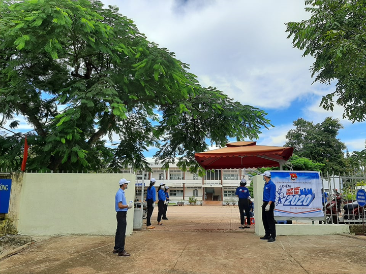 Kiểm tra y tế nghiêm ngặt gần 900.000 thí sinh vào làm thủ tục thi THPT - 22