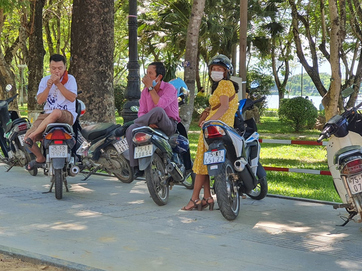 Kiểm tra y tế nghiêm ngặt gần 900.000 thí sinh vào làm thủ tục thi THPT - 15